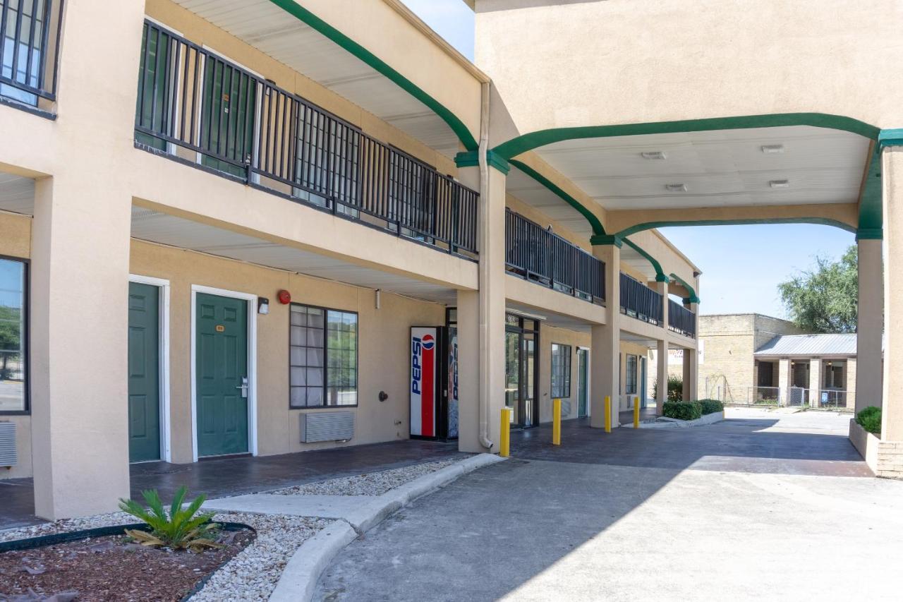 Oyo Inn & Suites Medical Center San Antonio Exterior photo